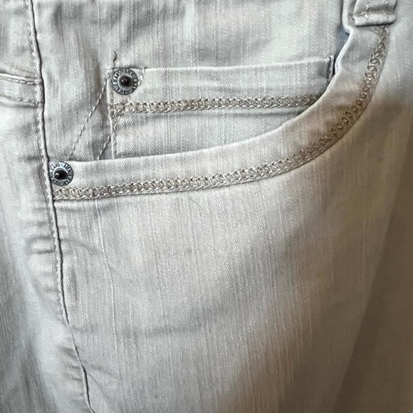 AVENUE Beige/Cream Capri Pants 
Size 18 Average EUC - Picture 3 of 7